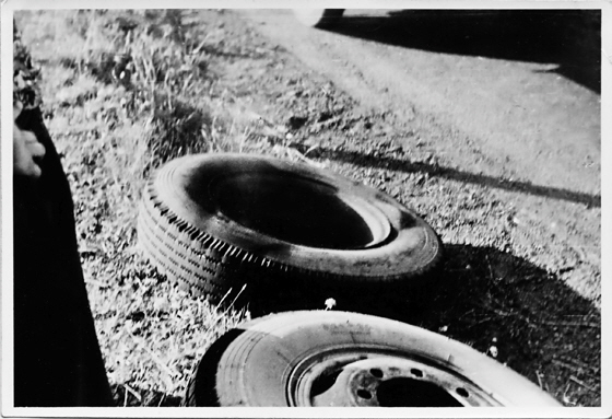 verbrannter Autoreifen-2, denoise, black&white, inpaint, pse7-560 verbrannter Autoreifen-2, denoise, black&white, inpaint, pse7-560