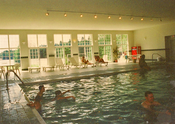 hpqscan0005-Schwimmbecken mit Schwimmern-1-560 hpqscan0005-Schwimmbecken mit Schwimmern-1-560