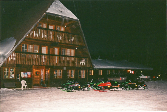 hpqscan0008-Schwarzwaldhaus mit Snowmobiles-1-560