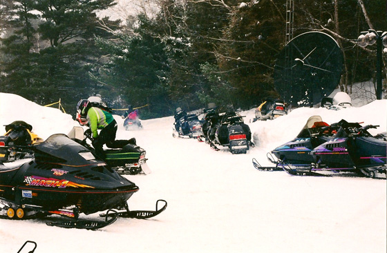 hpqscan0009-Snowmobiles mit großer Sat-Antenne-1-560 hpqscan0009-Snowmobiles mit großer Sat-Antenne-1-560